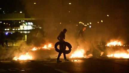 Des manifestants brûlent des pneus lors d'une émeute dans le quartier Rosengard de Malmö, en Suède, le 28 août 2020. (TT NEWS AGENCY / EPA / AFP)