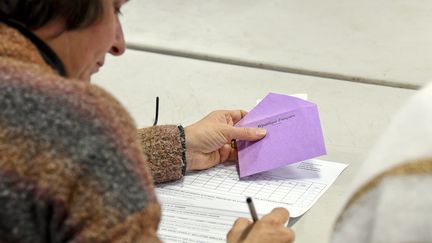 Un bureau de vote dans la 8e circonscription du Pas-de-Calais, le 22 janvier 2023, lors d'une élection législative partielle. (MAXPPP)