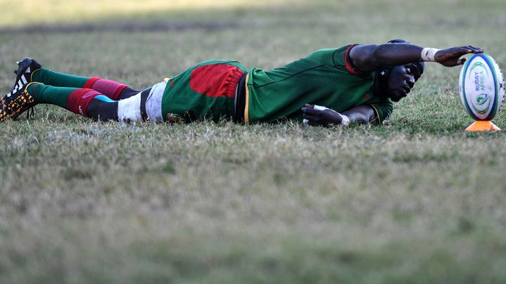 Le joueur sénégalais Ibrahima Thiaw tient la balle avant une pénalité lors du match de Coupe d'Afrique entre le Sénégal et l'Ile Maurice, le 30 novembre 2019 au stade Léopold-Sédar-Senghor de Dakar. (SEYLLOU / AFP)