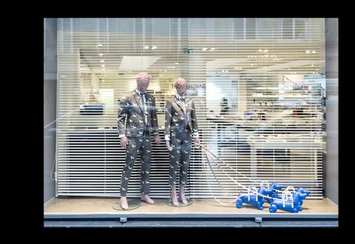 Vitrine du concept-store colette consacrée au créateur américain Tom Brown (colette)