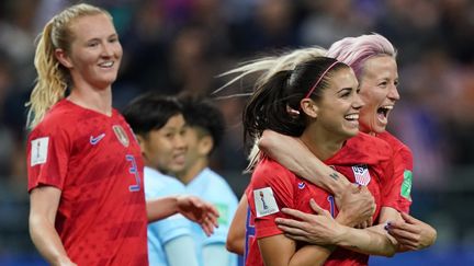 Les stars de l'équipe américaine Alex Morgan et Megan Rapinoe (à droite) lors de l'écrasante victoire des Etats-Unis contre la Thaïlande pour leur entrée dans la Coupe du monde 2019, mardi 11 juin à Reims. (LIONEL BONAVENTURE / AFP)