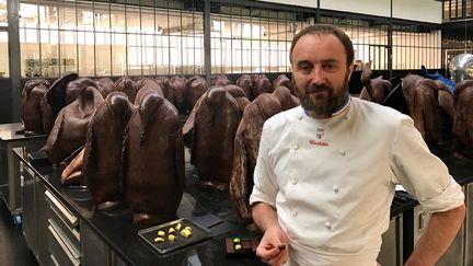 Patrick Roger et ses manchots en chocolat.&nbsp; (LAURENT MARIOTTE / RADIO FRANCE)