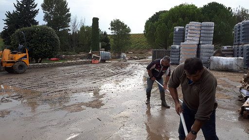 Opération nettoyage au domaine de la Maison Ventenac (Aude) après les inondations du 15 octobre 2018. (BENJAMIN MATHIEU / RADIO FRANCE)