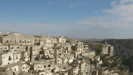 Italie : une cité creusée dans la roche