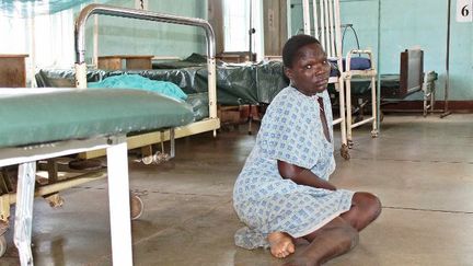 Une patiente attend seule sur le plancher dans un hôpital de Kisumu au Kenya lors d'une grève du personnel médical en décembre 2016. (James KAYEE / AFP)