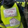 Un membre des "gilets jaunes" compare Emmanuel Macron à Louis XVI et les manifestations actuelles à la Révolution française, samedi 1er décembre, à Paris. (ESTELLE RUIZ / NURPHOTO)