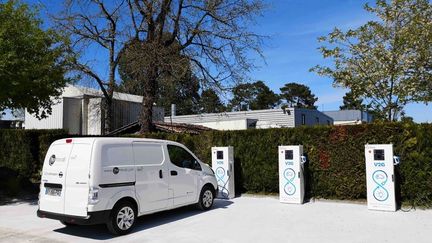 Des bornes de rechargement pour voitures électriques installées par EDF et&nbsp;Dreev sur le parking de la société Hotravail en Gironde. (EDF)