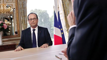 Le pr&eacute;sident de la R&eacute;publique apr&egrave;s son interview t&eacute;l&eacute;vis&eacute;e, le 14 juillet 2014, au palais de l'Elys&eacute;e, &agrave; Paris. (THIBAULT CAMUS / AFP)