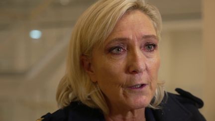 Au procès des assistants parlementaires du FN, Marine Le Pen se défend à la barre mercredi 16 octobre. Les échanges sont parfois tendus et les réponses sèches.