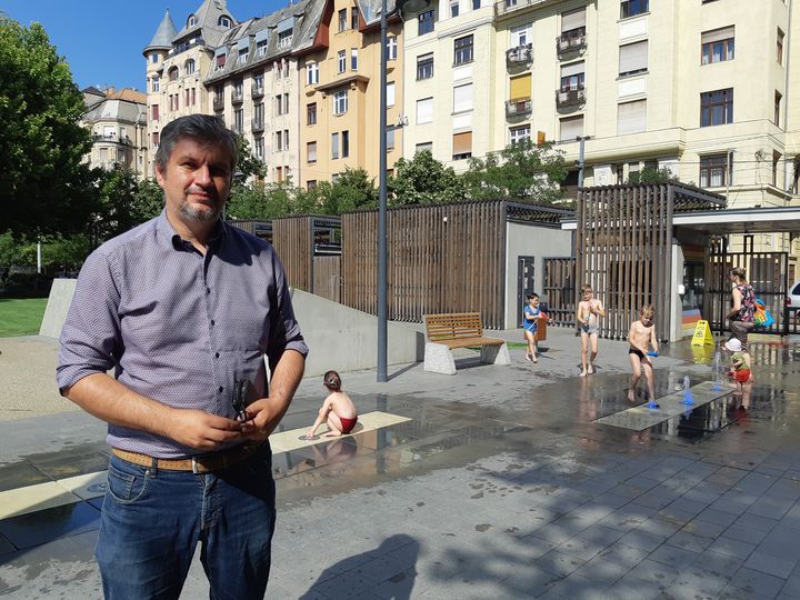 La loi qui vise officiellement à "protéger les enfants" est un moyen de détourner l'attention, selon Akos Hadhazy, député indépendant d’opposition, le&nbsp;28&nbsp;juin 2021. (LOUISE BODET / RADIO FRANCE)