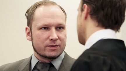 Anders Behring Breivik parle avec l'un de ses avocats au tribunal d'Oslo (Norv&egrave;ge), le 25 avril 2012.&nbsp; (HAKON MOSVOLD LARSEN / AFP)