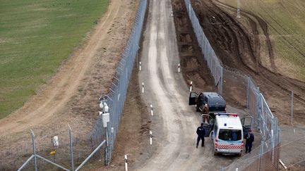 La Hongrie, qui a renforcé sa clotûre à la frontière serbe, a décidé de rétablir la détention systématique des migrants&nbsp; (LASZLO BALOGH / REUTERS)