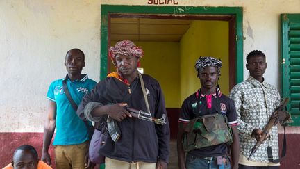 Après trois ans d'une relative accalmie et la fin de la mission française Sangaris en 2016, des combats meurtriers ont repris à un rythme soutenu en Centrafrique. Ils opposent à nouveau les groupes armés de l'ex-Séléka à majorité musulmane, qui en 2013 avaient renversé le président Boizizé, et ceux des anti-Balaka pro-chrétiens. Ils ont lieu sur des zones de ressources précieuses comme l'or ou les diamants, ou sur des positions stratégiques et d'influence. Le sud du pays, épargné jusqu'à présent, est lui aussi devenu un foyer de tension.

 (BAZ RATNER / REUTERS)