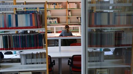 Une étude de la Fondation L'Oréal publiée jeudi 16 mars 2023 révèle qu’une femme scientifique sur deux a été confrontée à une situation de harcèlement sexuel. (EMMANUEL DUNAND / AFP)