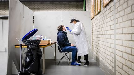 Un homme se fait tester, le 13 janvier 2021,&nbsp;Bergschenhoek, aux Pays-Bas. (REMKO DE WAAL / ANP / AFP)