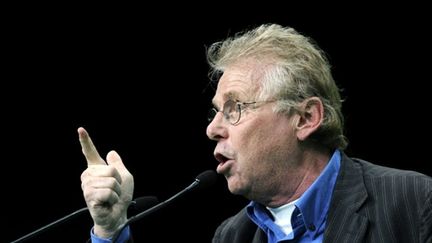 Daniel Cohn-Bendit prononce un discours lors de la réunion nationale des écologistes, le 13 novembre 2010, à Lyon. (AFP - Philippe Desmazes)