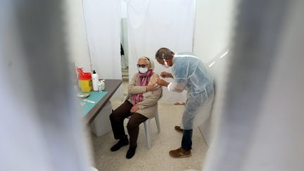 Une personne âgée reçoit une dose de rappel du vaccin contre le Covid-19, le 1er décembre 2021, à Menton (Alpes-Maritimes). (MAXPPP)