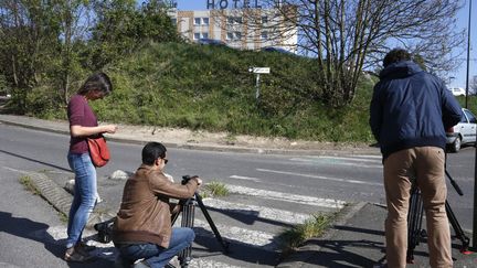 Des journalistes filment la sc&egrave;ne, le 19 avril 2015,&nbsp;o&ugrave; a &eacute;t&eacute; d&eacute;couvert le v&eacute;hicule br&ucirc;l&eacute; et le corps d'Aur&eacute;lie Ch&acirc;telain, &agrave; Villejuif (Val-de-Marne). (FRANCOIS GUILLOT / AFP)