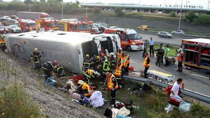 Un autocar transportant 68 personnes s'est renvers&eacute; dans un foss&eacute;, sur l'A36, pr&egrave;s de Mulhouse, mardi 11 septembre 2012. (JEAN-FRANCOIS FREY / L'ALSACE / MAXPPP)