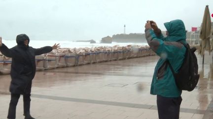 En pleine tempête Ciaran certains sont sortis de chez eux pour tenter de voir les vagues près des côtes, bravant les interdictions pour le spectacle. (France 2)