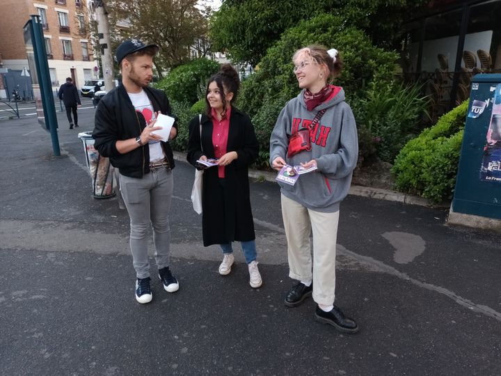 Erwan Passey (à gauche), Sarah Aissaoui (au centre) et Perrine Malnoy (àdroite), distribuent des tracts pour la Pride des banlieues dans les rues de Pantin, lundi 23 mai 2022. (VALENTINE JOUBIN / RADIO FRANCE)