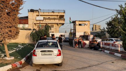 Des personnes patientent près de l'immeuble&nbsp;des renseignements palestiniens à Jénine, en Cisjordanie, le 10 juin 2021. (JAAFAR ASHTIYEH / AFP)