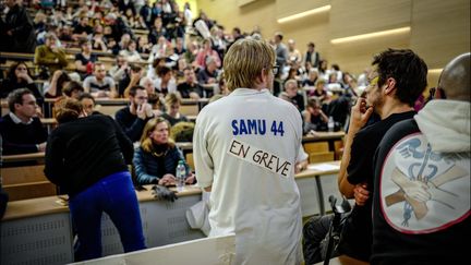 L'assemblée générale du collectif Inter-hopitaux dans l'amphithéatre de la faculté de médecine de Paris le 14 novembre 2019.&nbsp; (LUC NOBOUT / MAXPPP)