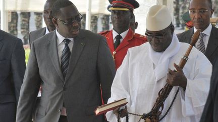 Le président sénégalais Macky Sall (à gauche) accueille son homologue gambien Yaya Jammeh (à droite) le 3 Mai 2012 à Dakar à l'occasion  d'un sommet de la CEDEAO. (Photo AFP/Seyllou Diallo)