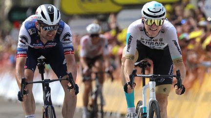 Le Slovène Matej Mohoric a devancé Kasper Asgreen sur la ligne lors de la 19e étape du Tour de France, le 21 juillet 2023. (THOMAS SAMSON / AFP)