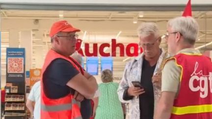 Un salarié d'Auchan de Louvroil, dans le Nord, a été mis à pied pour une journée pour avoir chanté trop fort. La situation a indigné les syndicats, qui ont manifesté leur soutien dans l'hypermarché, mardi 6 juin. Ils exigent le retrait de la sanction. (France 2)