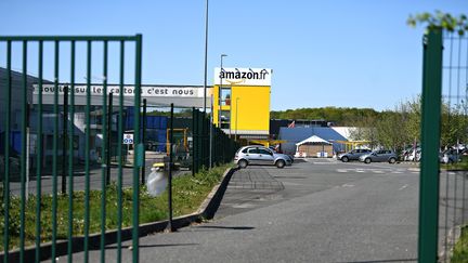 Le centre de distribution d'Amazon à Saran (Loiret), le 15 avril 2020. (ERIC MALOT / MAXPPP)