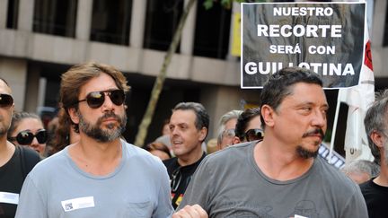 L'acteur Javier Bardem et son fr&egrave;re Carlos dans la manifestation contre les plan d'aust&eacute;rit&eacute; &agrave; Madrid jeudi 19 juillet. (DOMINIQUE FAGET / AFP)