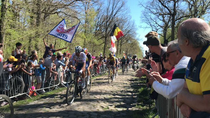 Dans la Trouée d'Arenberg, le drapeau belge flottait haut alors que de nombreux Belges étaient venus assister au passage des coureurs de Paris-Roubaix.&nbsp; (HORTENSE LEBLANC/ FRANCEINFO:SPORT)