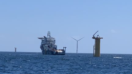 Un navire poseur de câbles au travail pour raccorder les fondations d’éoliennes entre elles, au large de Saint-Nazaire. Juin 2022 (GREGOIRE LECALOT / FRANCEINFO / RADIO FRANCE)