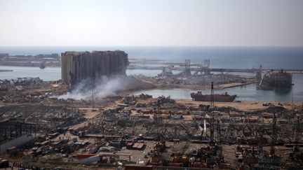 Une vue du port de Beyrouth (Liban), deux jours après les explosions qui ont dévasté la ville. (PATRICK BAZ / AFP)