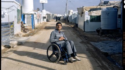 Camp de Zaatari (Jordanie), 17 Janvier 2017. Kamel, 25 ans, est Syrien. L’année dernière, il a été blessé dans un bombardement et est désormais paralysé. Après un long séjour à l’hôpital, ce jeune fermier vit désormais dans le camp de Zaatari. Handicap International l’y aide à se rétablir de ses blessures et lui apprend à s’adapter à sa nouvelle vie, en fauteuil roulant. (PHILIPPE DE POULPIQUET / HANDICAP INTERNATIONAL)