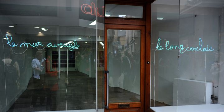 Le Long Couloir, Le Mur Aveugle, Vitrines du magasin du 8, rue Neuve
 (REMY GABALDA / AFP)