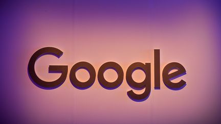 Le logo Google au cours d'une conférence de presse, le 16 décembre 2015. (CHANDAN KHANNA / AFP)