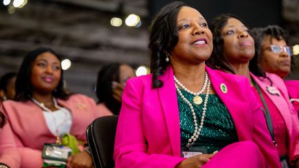 Des membres de la sororité Alpha Kappa Alpha lors d'un discours de Kamala Harris à Dallas (Texas) le 10 juillet 2024 (BRANDON BELL / GETTY IMAGES NORTH AMERICA)