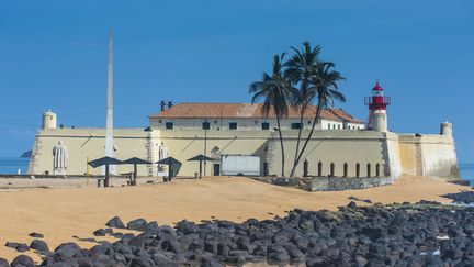 Le fort de São Sebastiano, bâti en 1575 par les Portugais, témoigne de cette identité santoméenne aux racines mutliples. Aujourd'hui, il héberge le musée national du pays. Les visiteurs peuvent y apprécier des oeuvres allant de l'art vaudou aux peintures d'inspiration biblique. L'histoire de Sao Tomé-et-Principe commence en 1470, lorsque la plus grande île fut découverte par Pedro Escobar et João de Santarém. Ces deux explorateurs portugais y accostèrent le jour de la Saint-Thomas: le nom de l'île fut tout trouvé. Ils arriveront à Principe peu de temps après. Dans le musée, on trouve aussi les ossements du gouverneur João Baptista Da Silva, qui, du Brésil, introduisit le café sur l'Île de Principe en 1787. (MICHAEL RUNKEL / ROBERT HARDING PREMIUM / ROBERTHARDING)