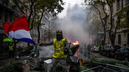 Un manifestant lors de l'acte III de la mobilisation des "gilets jaunes" le 1er décembre 2018 à Paris. (ALAIN JOCARD / AFP)