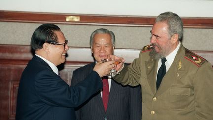 Le président Jiang Zemin avec Fidel Castro en novembre 1995 à Pékin. La chute de l'URSS oblige Cuba à revoir ses alliances et à trouver de nouvelles aides économiques. Castro aligné sur Moscou n'avait jamais rencontré Mao. En revanche, le Che avait vu le président chinois en 1960 (voir leur conversation). (ROBYN BECK / AFP)