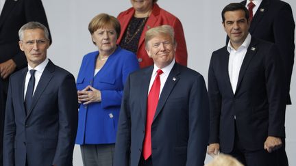 De gauche à droite : Jens Stoltenberg, Secrétaire général de l'Otan, Angela Merkel, la chancelière allemande, le président des Etats-Unis, Donald Trump et le Premier ministre grec Alexis Tsipras, réunis pour le sommet de l'Otan, à Bruxelles (Belgique) le 11 juillet 2018. (GEOFFROY VAN DER HASSELT / AFP)