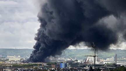 Le panache de fumée noire au-dessus de Rouen (Seine-Maritime), le 26 septembre 2019. (JEAN-JACQUES GANON / AFP)