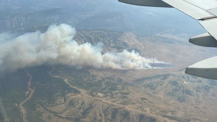 L'incendie dans le camp militaire de Canjuers (Var)&nbsp;vu depuis un avion dans la matinée&nbsp;du 18 juin 2022. (MATTHIEU DE MARTIGNAC / MAXPPP)