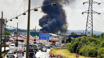 &nbsp; (Un important incendie s'est déclaré mardi matin sur ce site de 2.500 m2 à Saint-Fons, près de Lyon © MaxPPP)