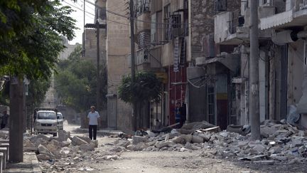 Un homme sort dans une rue ravag&eacute;e par les combats, &agrave; Alep (Syrie), le 1er octobre 2012. (MIGUEL MEDINA / AFP)