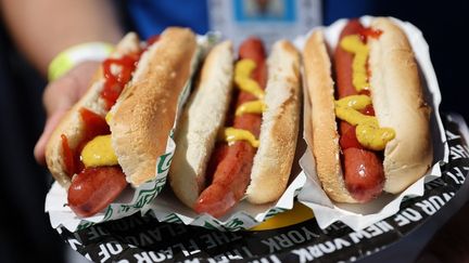 Les hot-dogs de la célèbre chaîne de restauration américaine Nathan's à un concours du plus gros mangeur de hot-dogs à Conney Island, à New York, le 4 juillet. (TAYFUN COSKUN / ANADOLU AGENCY)