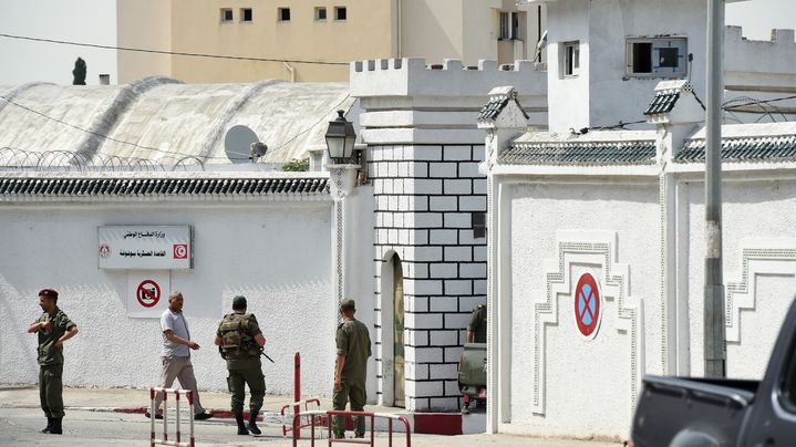 La caserne de Bouchoucha, &agrave; Tunis (Tunisie), a &eacute;t&eacute; le th&eacute;&acirc;tre d'une fusillade, lundi 25 mai 2015.&nbsp; (FETHI BELAID / AFP)