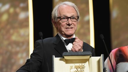 Le réalisateur anglais Ken Loach lors de la cérémonie de clôture du festival de Cannes en 2016, avec sa palme d'or pour "Moi, Daniel Blake". (STEPHANE CARDINALE - CORBIS / CORBIS ENTERTAINMENT)